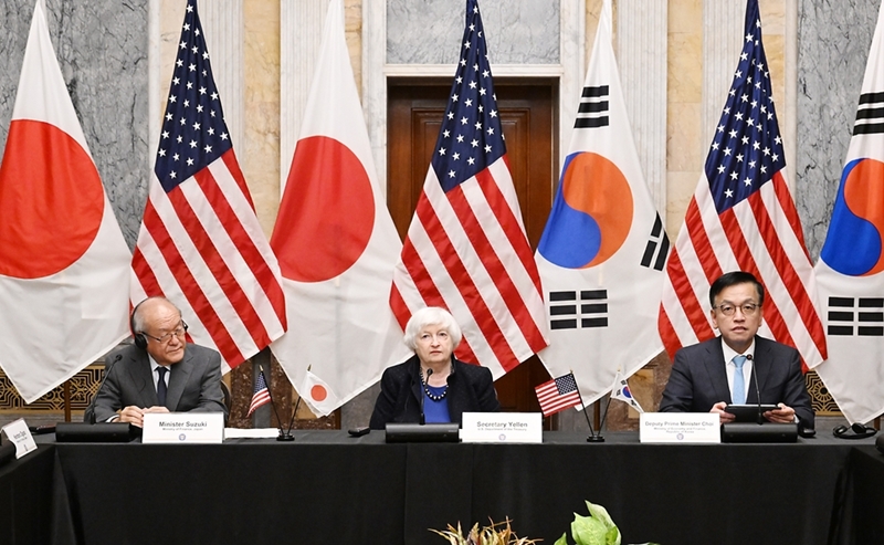 Deputy Prime Minister and Minister of Economy and Finance Choi Sang Mok (right) on April 17 speaks at the first trilateral meeting of finance ministers from Korea, the U.S. and Japan at the U.S. Treasury Department in Washington. (Ministry of Economy and Finance)