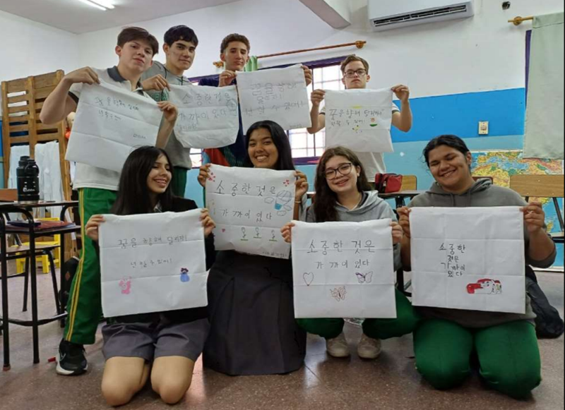Paraguayan students pose for photos after writing calligraphy in Hangeul (Korean alphabet) in class. (Ministry of Education) 