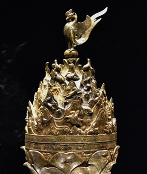 Imaginary animals and figures appear on the Great Gilt-bronze Incense Burner of Baekje. The phoenix in the upper part represents well-being. (Choi Jin-woo) 