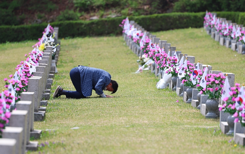 19일 서울 강북구 국립4.19민주묘지를 찾은 박찬구씨가 4·19 혁명 당시 희생된 형 박찬원씨의 묘소를 찾아 절을 올리고 있다.