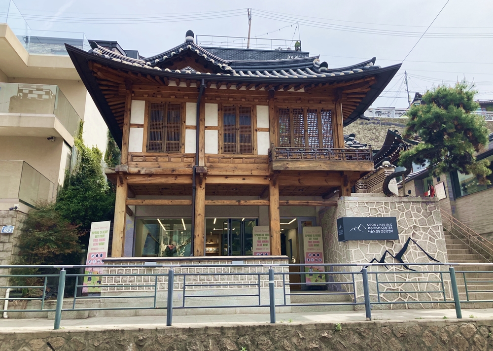 The Bugaksan Mountain branch of Seoul Hiking Tourism Center was opened on April 18 in the Samcheong-dong neighborhood of Seoul's Jongno-gu District to help foreign tourists explore the mountain. (Charles Audouin) 