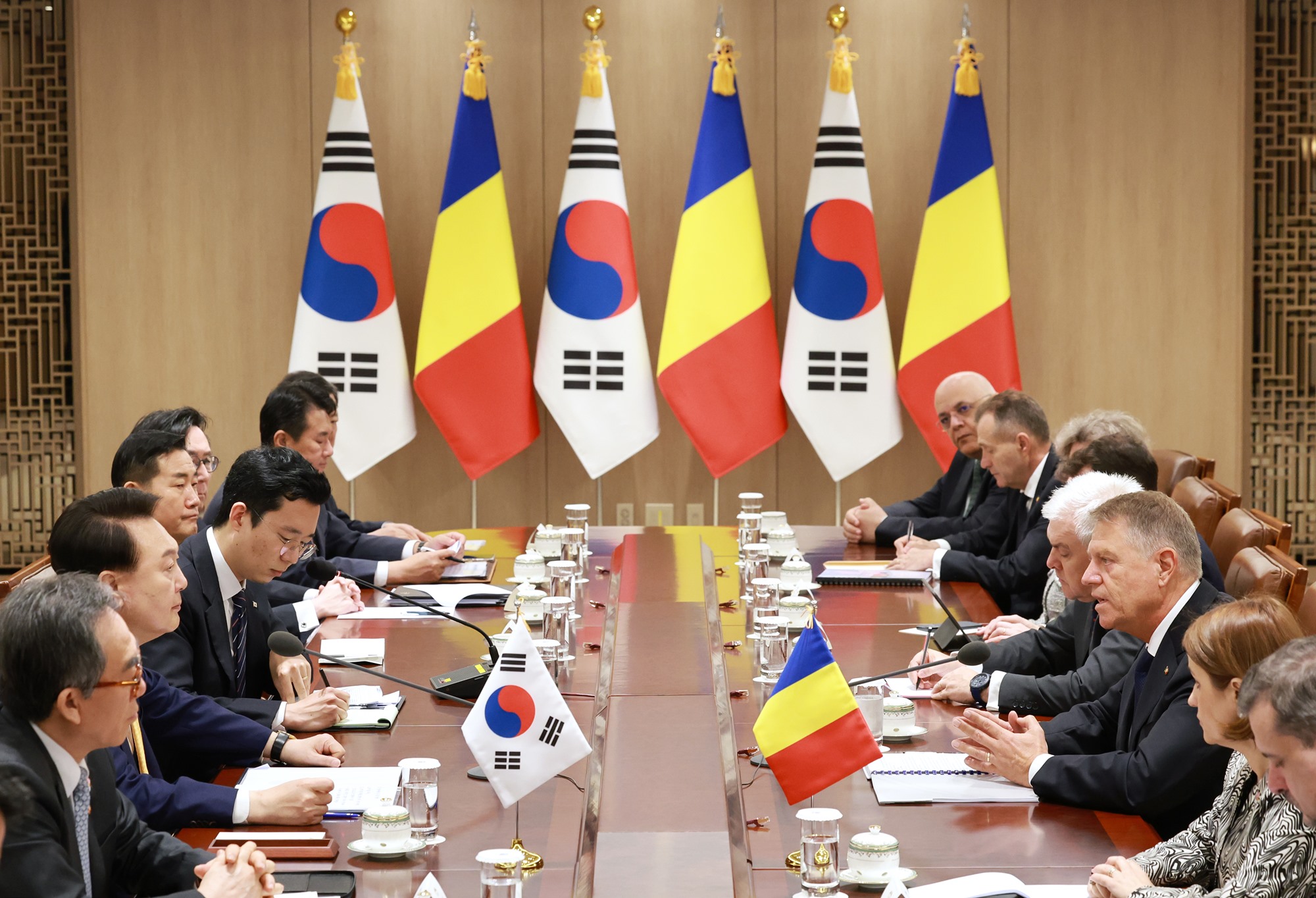 President Yoon Suk Yeol on April 23 (second from left) and Romanian President Klaus Iohannis (third from right) hold their bilateral summit at the Office of the President in Seoul's Yongsan-gu District. (Yonhap News)