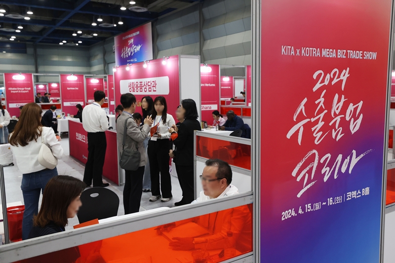 The economy grew 1.3% in the first quarter from the fourth quarter last year. Shown are foreign buyers and others on April 15 getting export consultations at the pro-export event Boom-up Korea 2024 at COEX Mall in Seoul's Gangnam-gu District. (Yonhap News) 