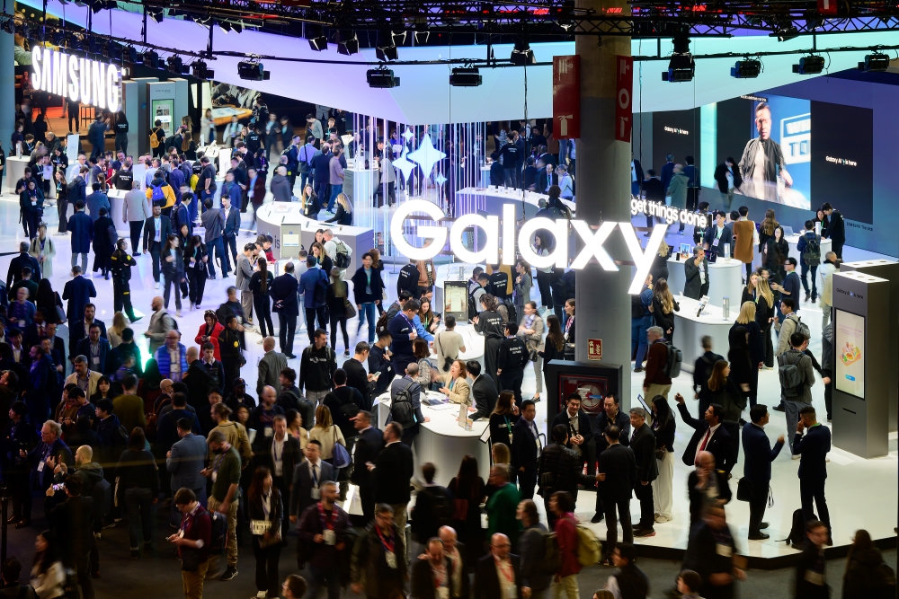 Exports last month rose 13.8% year on year to give the economy its seventh consecutive month of trade surplus. Seen is Samsung Electronics' mobile pavilion on Feb. 26 at this year's Mobile World Congress in Barcelona, Spain. (Samsung Electronics)
