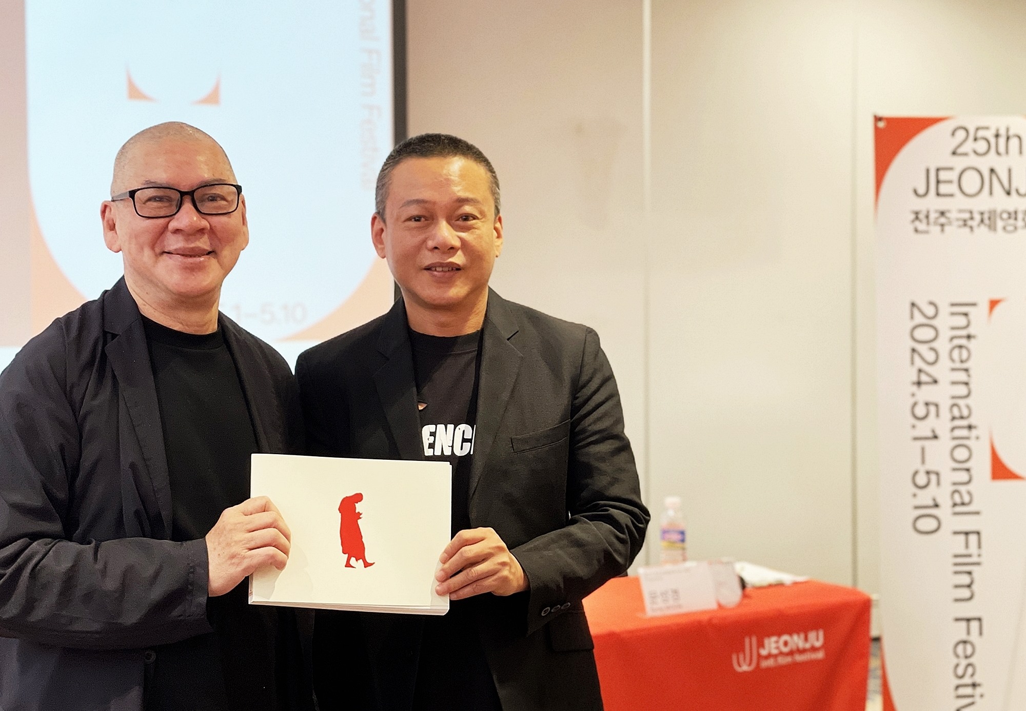 Taiwanese director Tsai Ming-liang (left) and compatriot actor Lee Kang-sheng on May 3 take a photo while holding the program of the special exhibition of this year's Jeonju International Film Festival at Best Western Plus Jeonju Hotel in Wansan-gu District of Jeonju, Jeollanbuk-do Province. 