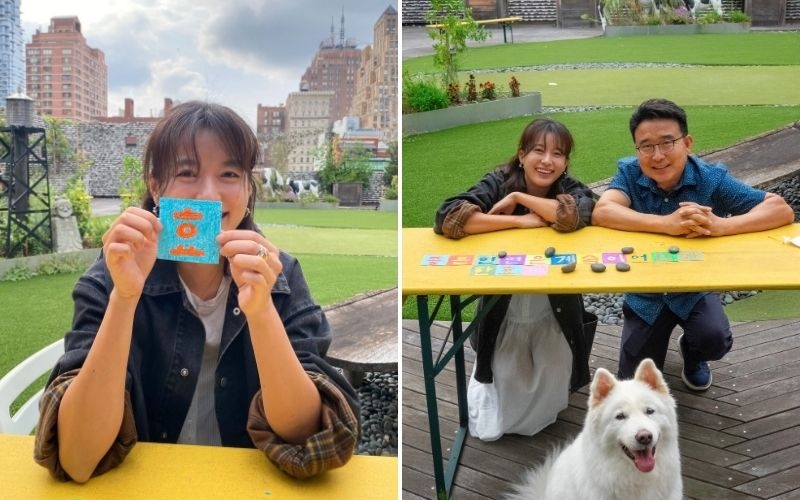 Actor Han Hyo Joo (left) poses with artist Kang Ik-joong and his small Hangeul canvases.