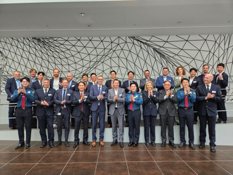 The law enforcement agencies of Korea and Germany have launched the Scientific Policing Cooperation Center for responding to crimes and sharing investigative know-how. Shown are attendees on May 8 posing for photos at the opening ceremony for the center at the LKA (State Criminal Police Office) of Dusseldorf in the German state of North Rhine-Westphalia. (Korea National Police Agency) 