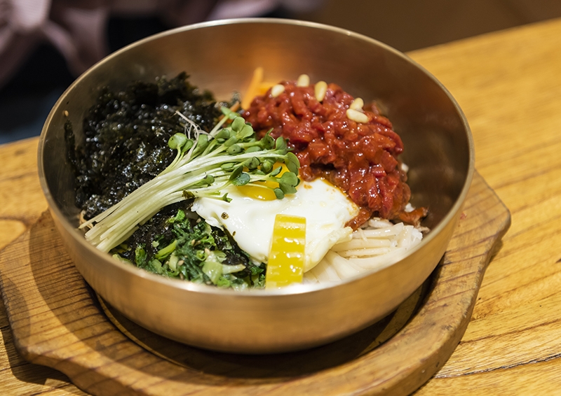 The country's top convenience food in the eyes of foreign nationals is bibimbap, or rice mixed with meat, vegetables and gochujang (spicy red pepper paste), according to a survey conducted last year from August to October by the Korean Food Promotion Institute on foreign consumers of Hansik (traditional cuisine). (iclickart) *[Unauthorized reproduction and redistribution of the above photo is strictly prohibited under copyright laws and regulations.]