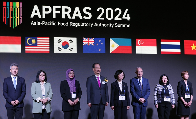 Prime Minister Han Duck-soo (fourth from left) and Minister of Food and Drug Safety Oh Yu-Kyoung (fifth from left) on May 13 pose for photos with other participants in the opening ceremony of the Asia-Pacific Food Regulatory Authority Summit at the hotel Westin Josun Seoul in Seoul’s Jung-gu District. 