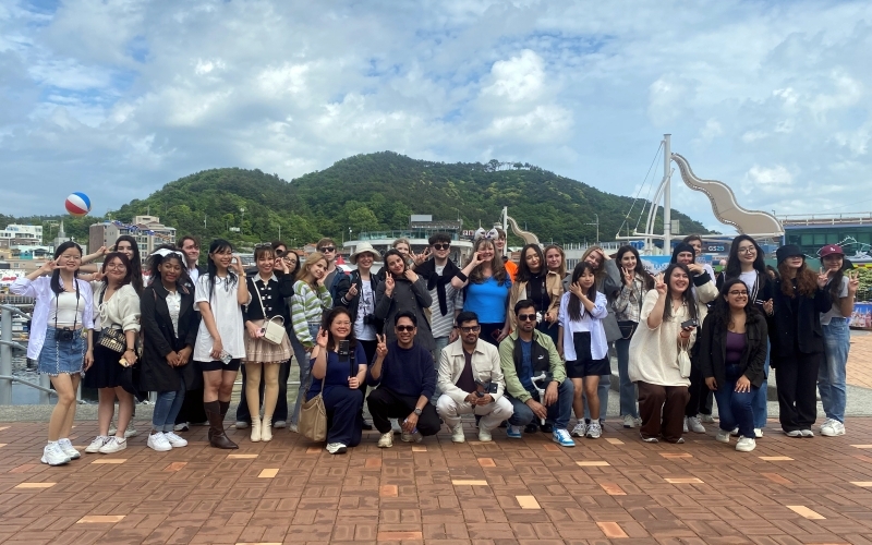Honorary Reporters and K-influencers on May 11 take a group photo at this year's Treasure Island Mijo Port Anchovy and Seafood Festival in the northern area of Mijo Port in Namhae-gun County, Gyeongsangnam-do Province. (Jeon Misun)