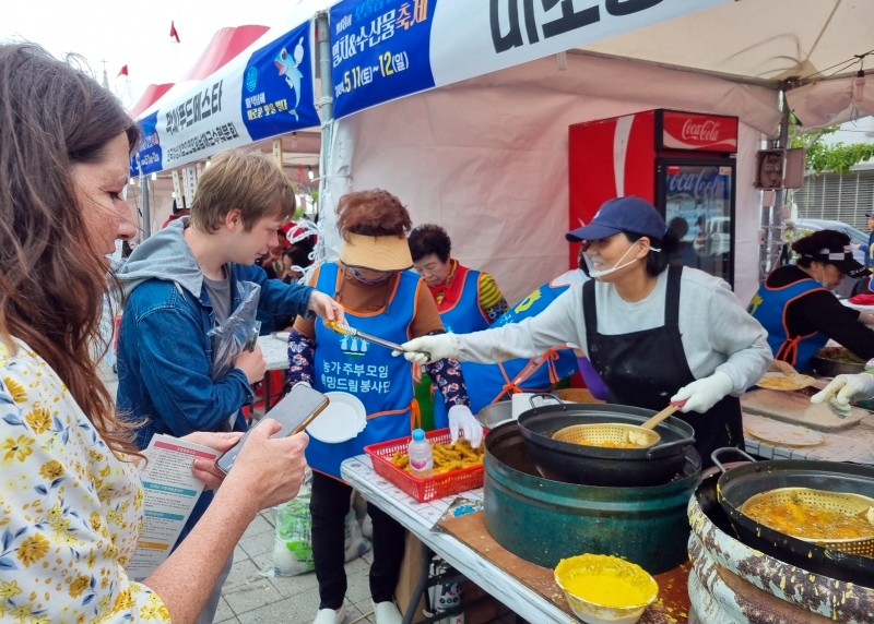 Honorary Reporter from Russia Sergei Khoziashev tries fried anchovies. (Aisylu Akhmetzianova)