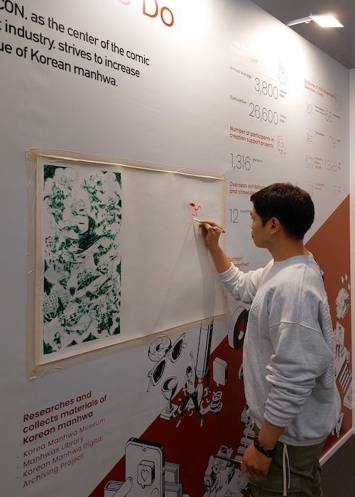 Artist Park Jae-kwang draws during the event. (Vincenzo Acampora Carratura)