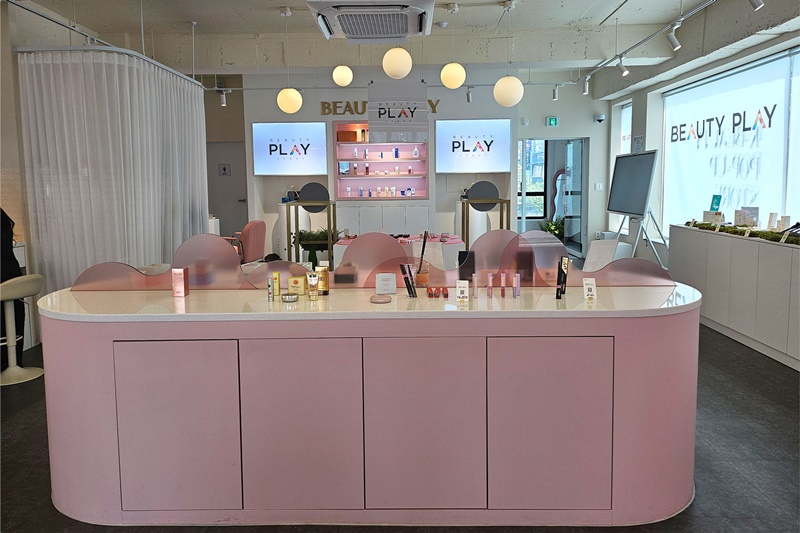 The pop-up store Beauty Play has a second branch around Hongik University in Seoul's Mapo-gu District displaying products made by the country's small and medium cosmetics companies. The second floor shows items such as basic cosmetics, cleanser, shampoo 