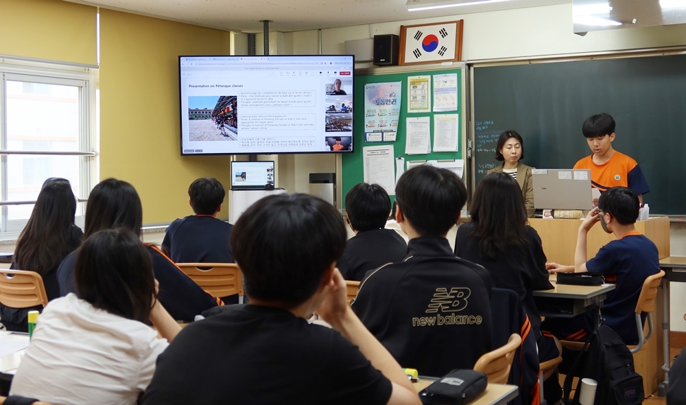 A second-year middle school student at Sanjeong Middle School in Gwangju on May 21 in English describes playing petanque, a traditional French sport similar to lawn bowling, in a physical education class to students at Theodore Monod Middle School in Seine-Saint-Denis, France. 