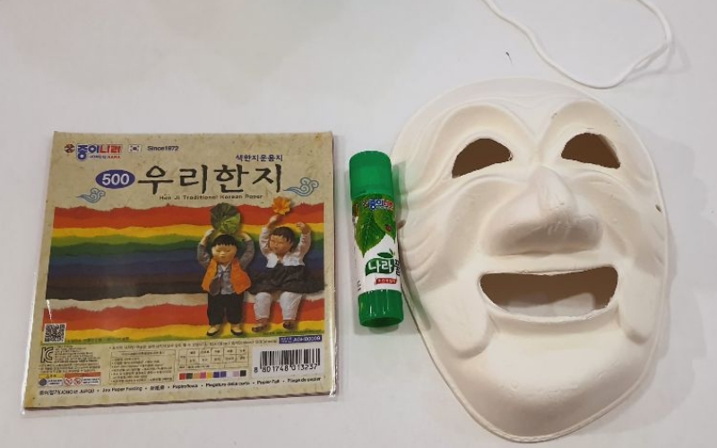 the equipment that was distributed during the workshop, which contains a mask, glue, and colored papers known as 