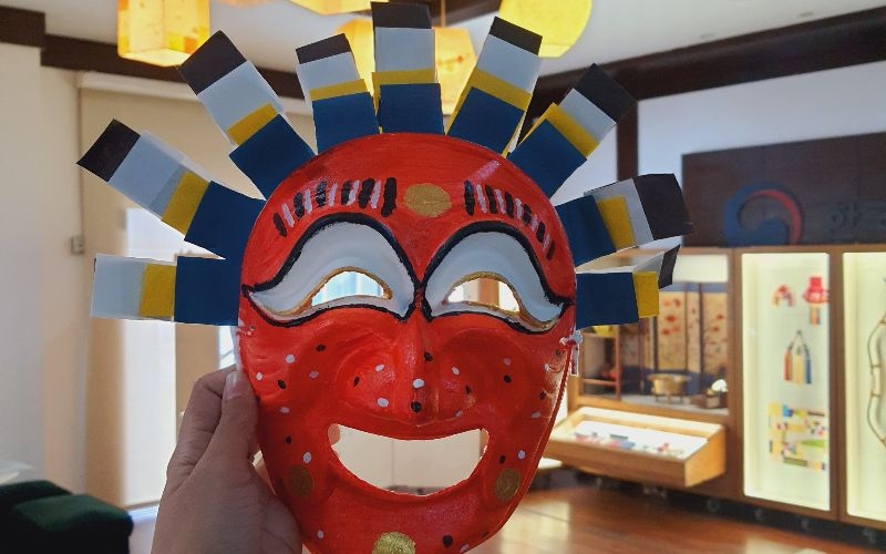 This photo shows the mask made by Esraa after the workshop