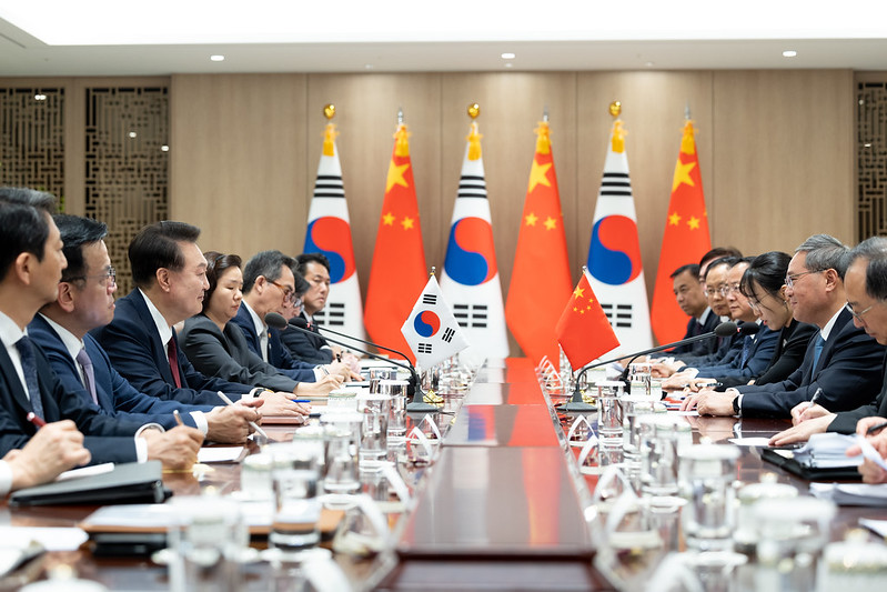 President Yoon Suk Yeol (third from left) on May 26 talks at the Office of the President in Seoul's Yongsan-gu District with Chinese Prime Minister Li Qiang (second from right), who was visiting Seoul to attend the ninth trilateral dialogue among Korea, Japan and China. (Yang Seung Hak from Office of the President)