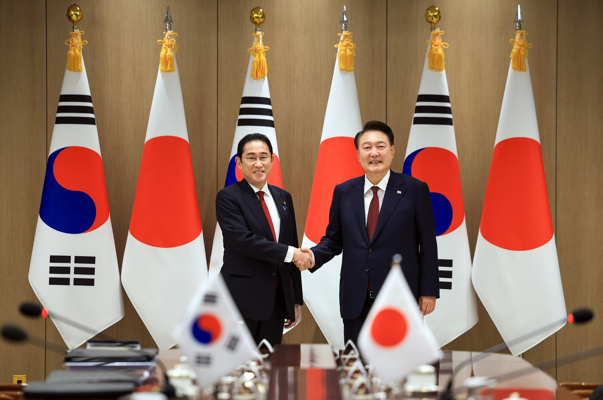 President Yoon Suk Yeol (right) on May 26 shakes hands with Japanese Prime Minister Fumio Kishida at their bilateral summit held at the Office of the President in Seoul's Yongsan-gu District. (Shin Yugyeong from Office of the President)