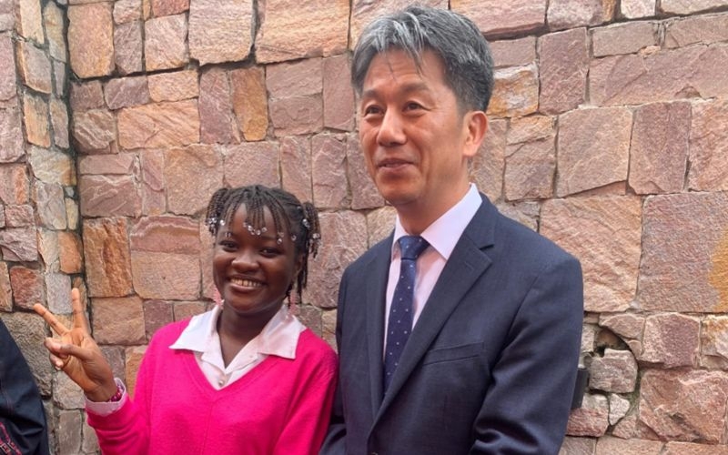  an attendee with the Consul General, Lagos Office of the Embassy of the Republic of Korea, Lee Sang Ho.