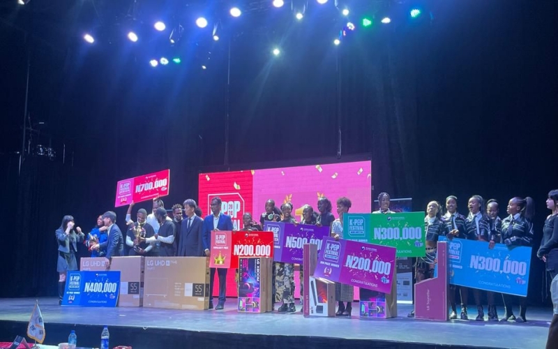 winners from both the dancing and singing category took a picture together with the organizers, LG representative, and judges showing their prizes. 