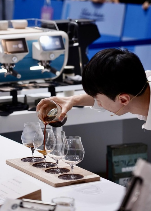 Junghwan Lim preparing coffee for finals in world barista competition 2024 on May 4 (picture credits: echo-lou)