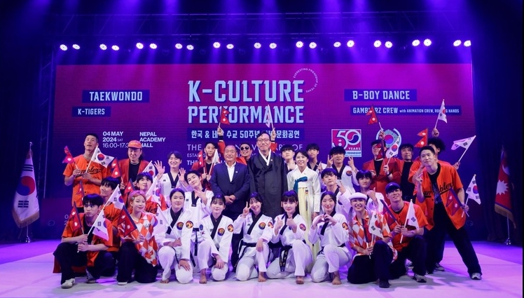 Performers with ambassador Mr. Tae Young Park and other officials