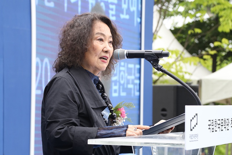 Moon Jung-hee, director of the forthcoming National Museum of Korean Literature, on May 20 gives the opening speech at the groundbreaking ceremony for the facility in Seoul's Eunpyeong-gu District. (National Museum of Korean Literature)