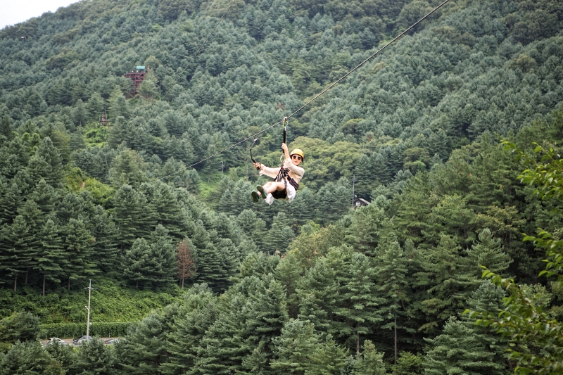 The number of regions accepting a digital tourism pass will be more than doubled from next month. Shown is someone riding a zipline at Bridge Zipline in Gapyeong County, Gyeonggi-do Province, as the business will offer pass holders discounts from June. (Bridge Zipline)