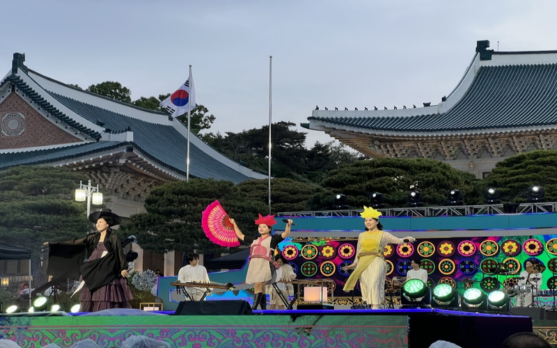 The first performance by ADG7 with cheerful and bright colors 