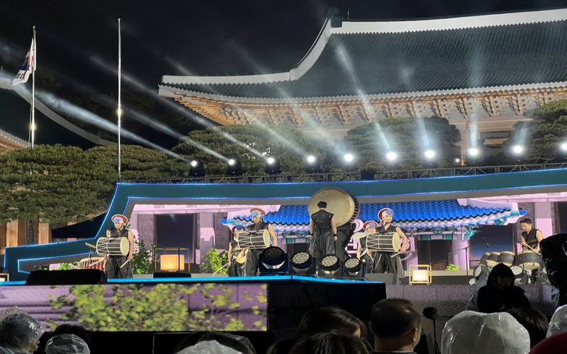 TAGO performed traditional Korean percussions (or drums) full of charisma