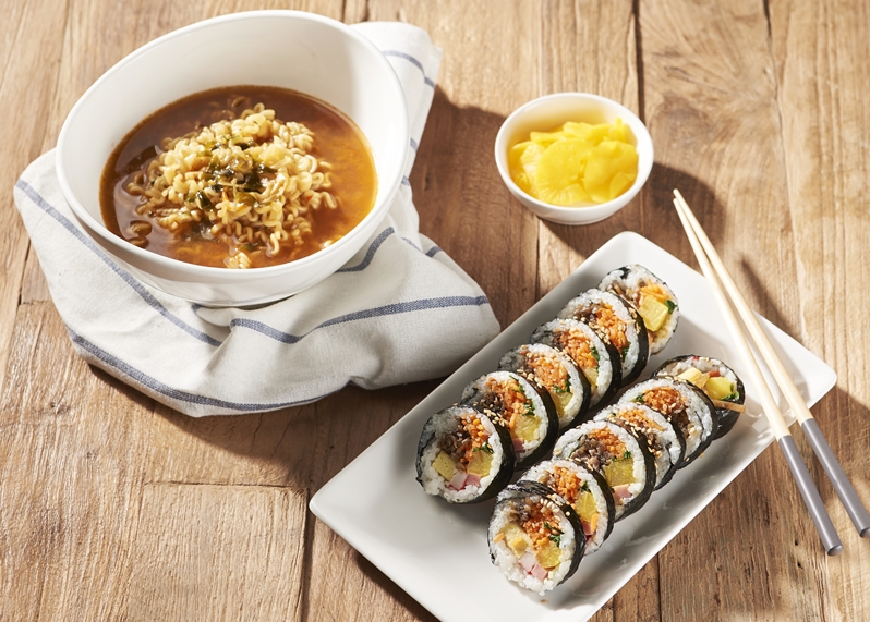Exports of ramyeon (instant noodles) in the first quarter jumped 34.4% year on year. Shown is ramyeon paired with gimbap (seaweed rice rolls). (iclickart) *[Unauthorized reproduction and redistribution of the above photo is strictly prohibited under copyright laws and regulations.]  