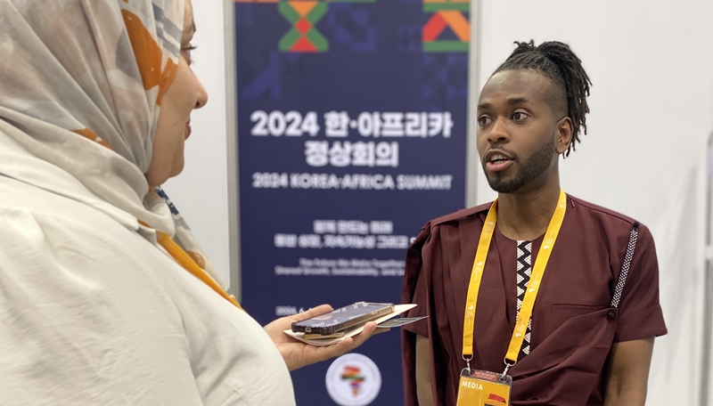 Rwandan TV personality Maronko Moise on June 4 speaks to Korea.net's Arabic staff writer Israa Mohamed. He said he felt as if he was home after seeing so many Africans at the media center and that at the inaugural Korea-Africa Summit, he helped for bilateral cooperation to get better established. 