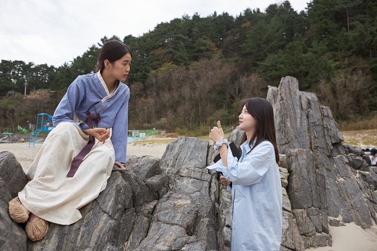 Yoori Lim with ‘Forest of Echoes’ crew during the filming at Bunam beach (Image Source: CJ Cultural Foundation)