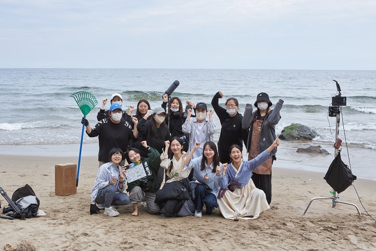 Yoori Lim with ‘Forest of Echoes’ crew during the filming at Bunam beach (Image Source: CJ Cultural Foundation)
