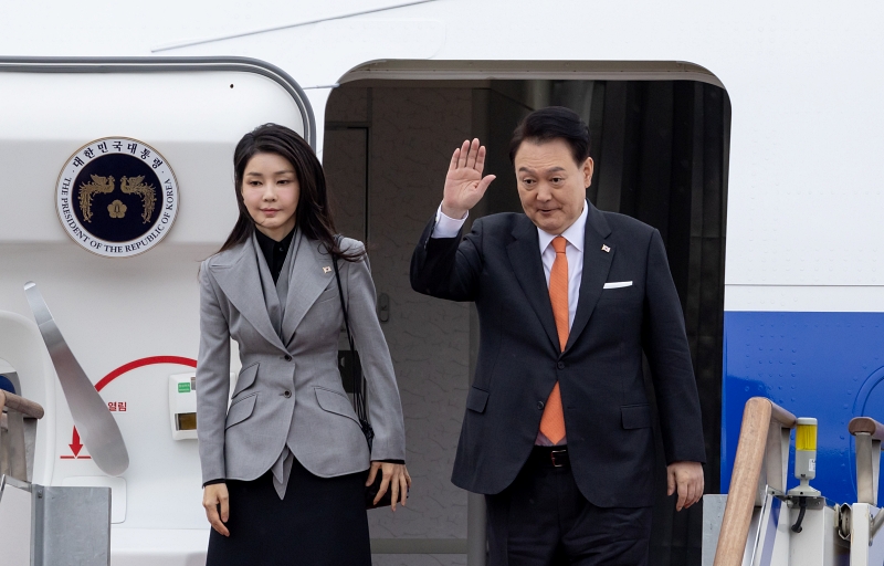 President Yoon Suk Yeol (right) and first lady Kim Keon Hee on Dec. 11, 2023, bid farewell at Seoul Air Base in Seongnam, Gyeonggi-do Province, ahead of his state visit to the Netherlands. (Korea.net)