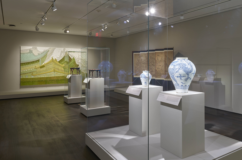 The Museum of Fine Arts, Houston in Houston displays artifacts at its Arts of Korea Gallery. Shown are blue and white porcelains with a dragon design donated by the late Samsung Group Chairman Lee Kun-hee.