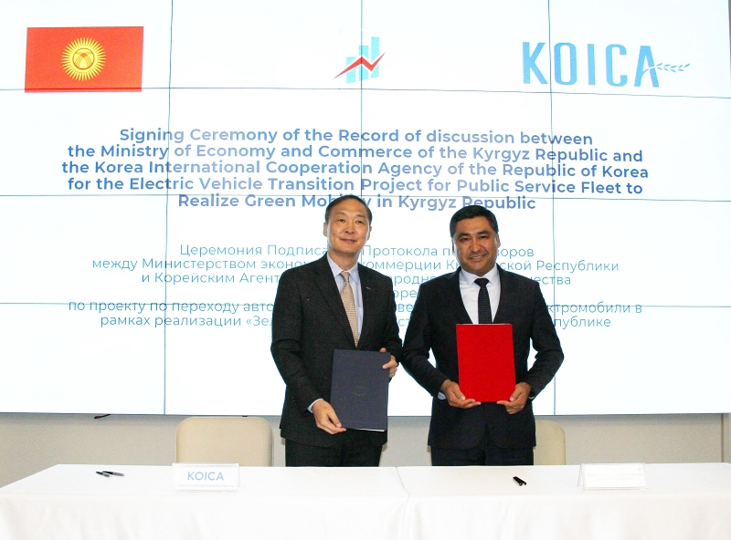 Korea International Cooperation Agency (KOICA) President Chang Won Sam (left) and Kyrgyz Minister of Economy and Commerce Daniyar Amangeldiyev on June 7 take a photo after signing in Bishkek, Kyrgyzstan, a record of discussions on a project for electric vehicle conversion by public organizations to achieve green mobility. (KOICA) 