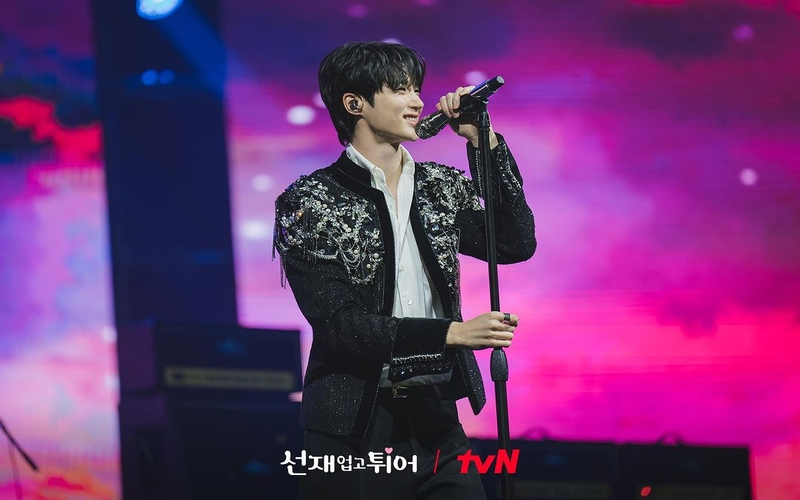 Ryu sun-jae, the main vocal, while performing song “Run Run” on stage in episode 1. (Photo credit: tvN official Instagram)