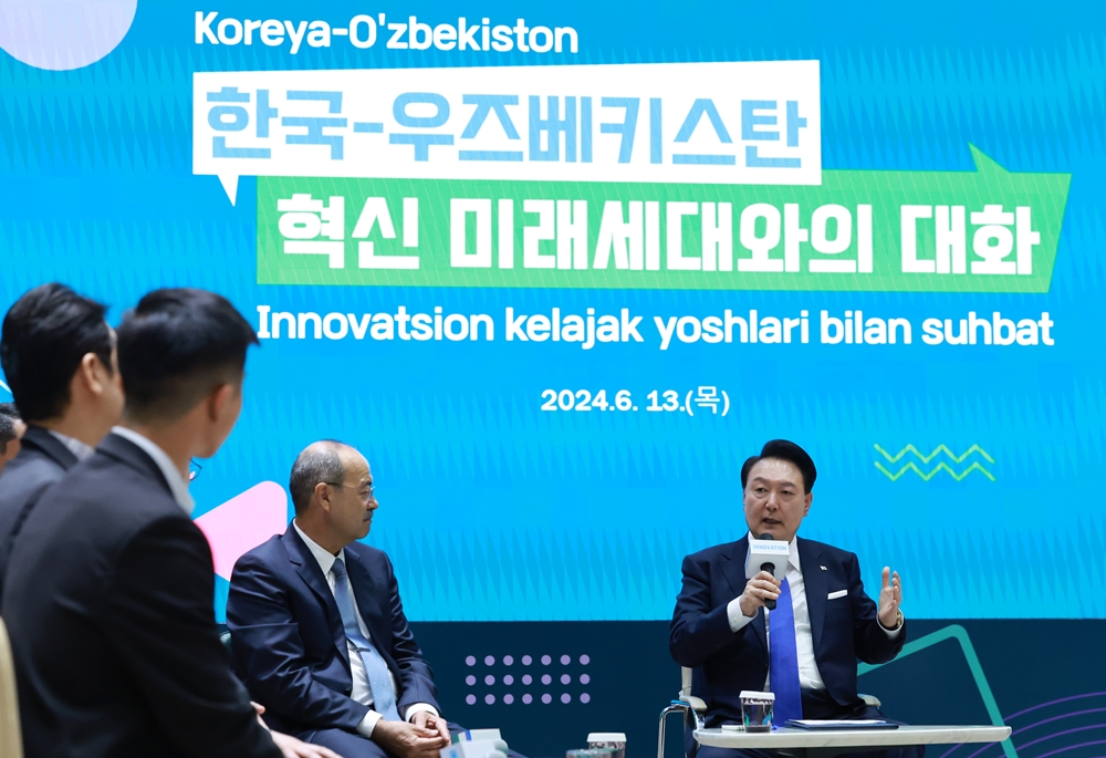 President Yoon Suk Yeol on June 13 speaks at a talk with young entrepreneurs at the U-ENTER Entrepreneurship Innovation Center in Tashkent, Uzbekistan. (Yonhap News)