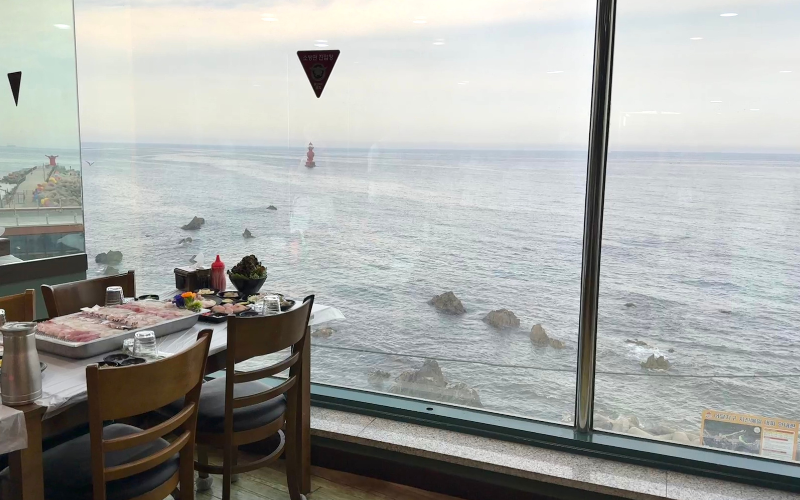 dinner with sea view at local restaurant (photo by Eleonora Terezia Gaspar)