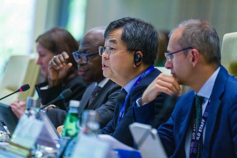 Ambassador to Geneva Yun Seong Deok (second from right) on June 15 speaks at the 351st general assembly of the International Labour Organization in Geneva. (Organization's official Flickr account) 