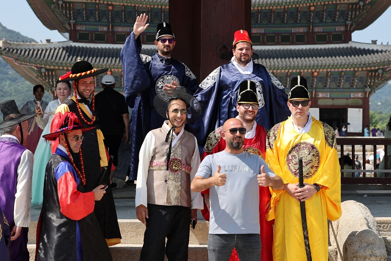 The government seeks to have foreign visitors spend more and stay longer in the country. Shown are tourists on June 13 posing for photos at Gyeongbokgung Palace in Seoul's Jongno-gu District. (Yonhap News) 