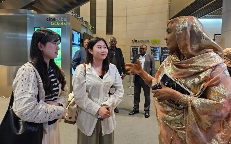 Seojin Lim & Gyuyeon Nam talking with Sudanese Ambassador to Korea Amira Agarib at the 2024 Korea Africa Film Festival in Seoul, Korea. Photo by Joshua Wera. 