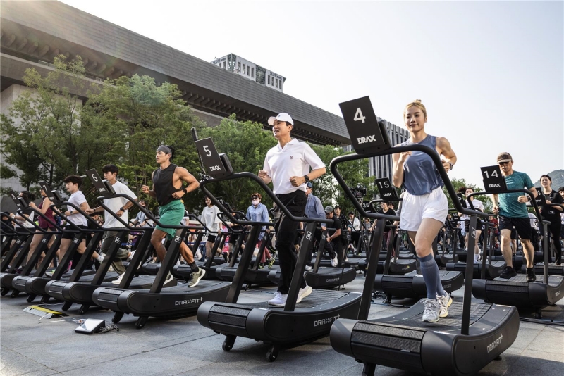 Seoul Mayor Oh Se-hoon (second from right) on June 18 at Gwanghwamun Square in Seoul's Jongno-gu District runs on a treadmill at the Non-motorized Treadmill Walking Challenge to mark the event's one millionth participant as part of the Seoul Metropolitan Government's pro-health campaign 
