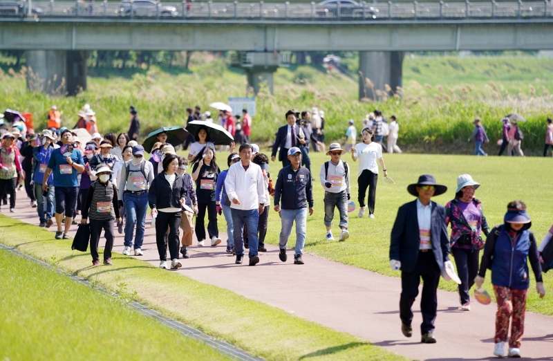 Residents of Gwangju, Gyeonggi-do Province, taking part in the Health Festival for Three Generations on May 18 participate in a walking campaign as part of a public health care initiative by the province. (Gwangju City Hall) style=