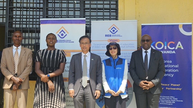 Rwandan Minister of State for Education Claudette Irere (second from left), Ambassador to Rwanda Jeong Woo Jin (third from left) and Kim Jin-Hwa, country director of the KOICA Rwanda Office (second from right), on June 19 take a photo at the closing ceremony for a project to raise the ICT education capacity of Rwandan teachers and prospective educators and a completion ceremony for smart classrooms at Groupe Scolaire Dihiro in Rwanda..
