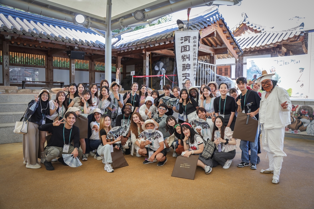 The 2023 Outlookie, a group of foreign students in Korea, on Sept. 9 last year take a photo after watching Hahoe byeolsingut talnori (Hahoe mask dance drama) in Andong Hahoe Folk Village of Andong, Gyeongsangbuk-do Province. (Korean Foundation for International Cultural Exchange)