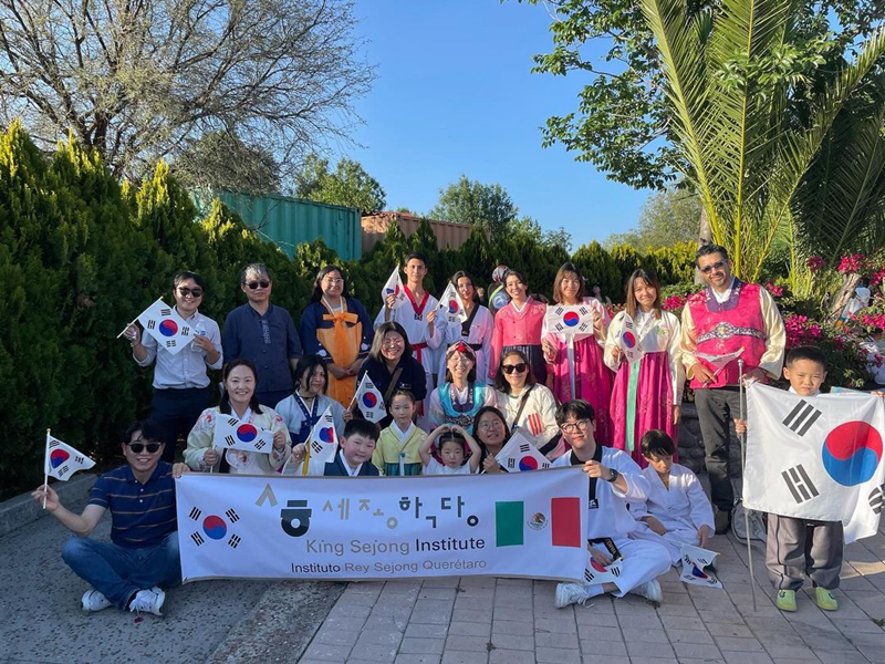 King Sejong Institute this year will raise its combined number of overseas branches to 256 in 88 countries. Shown are students and teachers on Feb. 26 at the institute's branch in Santiago de Queretaro, Mexico, to promote both Korea and the franchise at an international cultural festival held at Bicentennial Park of Queretaro. (Santiago de Queretaro branch's Instagram page) 
