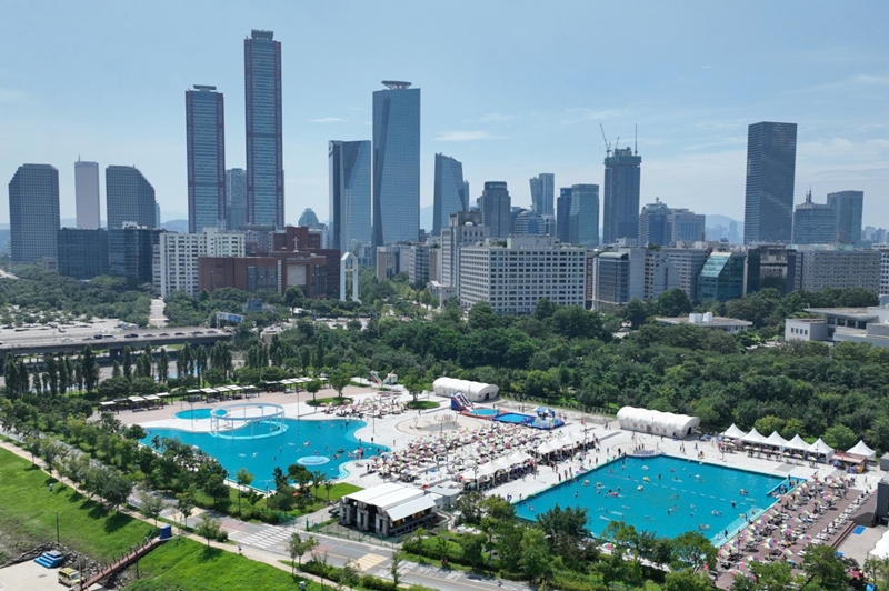 The online Smart Seoul Map of the Seoul Metropolitan Government from June 26 will provide information on how to enjoy summer in the nation's capital. Shown is a swimming pool in the Yeouido neighborhood of Seoul's Yeongdeungpo-gu District. (Hangang Project HQ of Seoul Metropolitan Government)