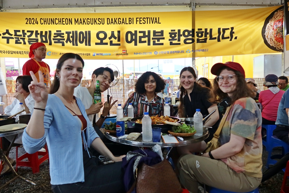 Foreign visitors on June 22 eat dakgalbi at this year's Chuncheon Makguksu & Dakgalbi Festival in Chuncheon, Gangwon-do Province.
